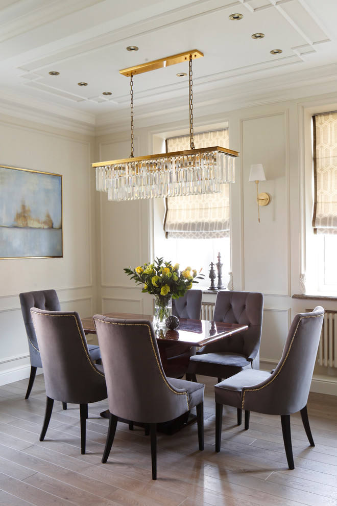 Immagine di una sala da pranzo chic con pareti beige, parquet chiaro e pavimento beige