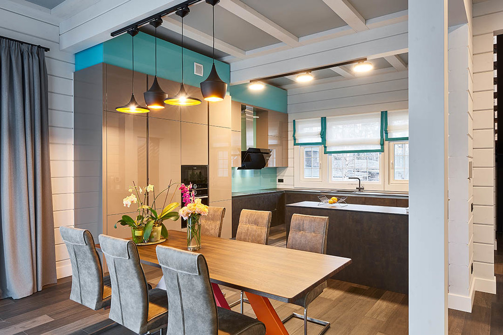 Idee per una grande sala da pranzo aperta verso la cucina design con pareti bianche, pavimento con piastrelle in ceramica e pavimento marrone