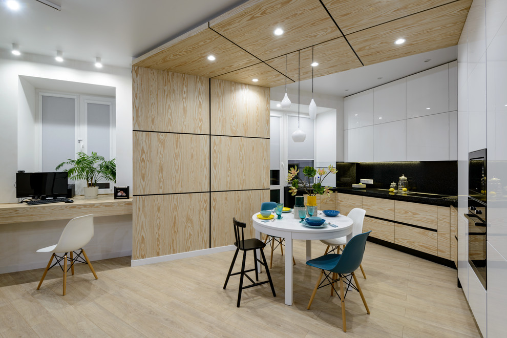 Идея дизайна: большая кухня-столовая в современном стиле с белыми стенами, полом из ламината и бежевым полом