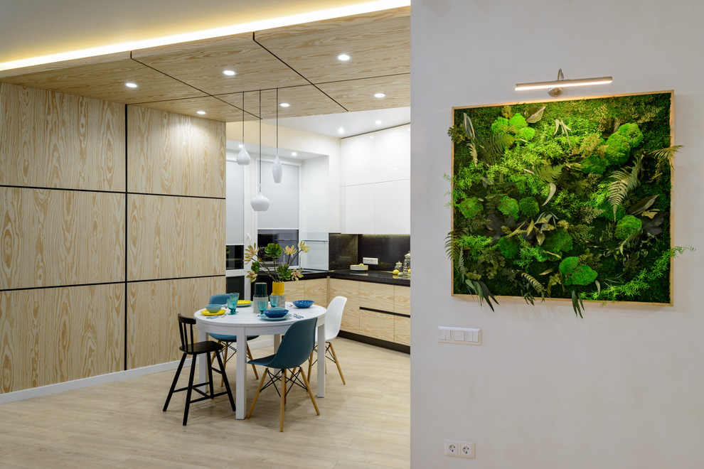 Idées déco pour une grande salle à manger ouverte sur la cuisine contemporaine avec un mur blanc, sol en stratifié et un sol beige.
