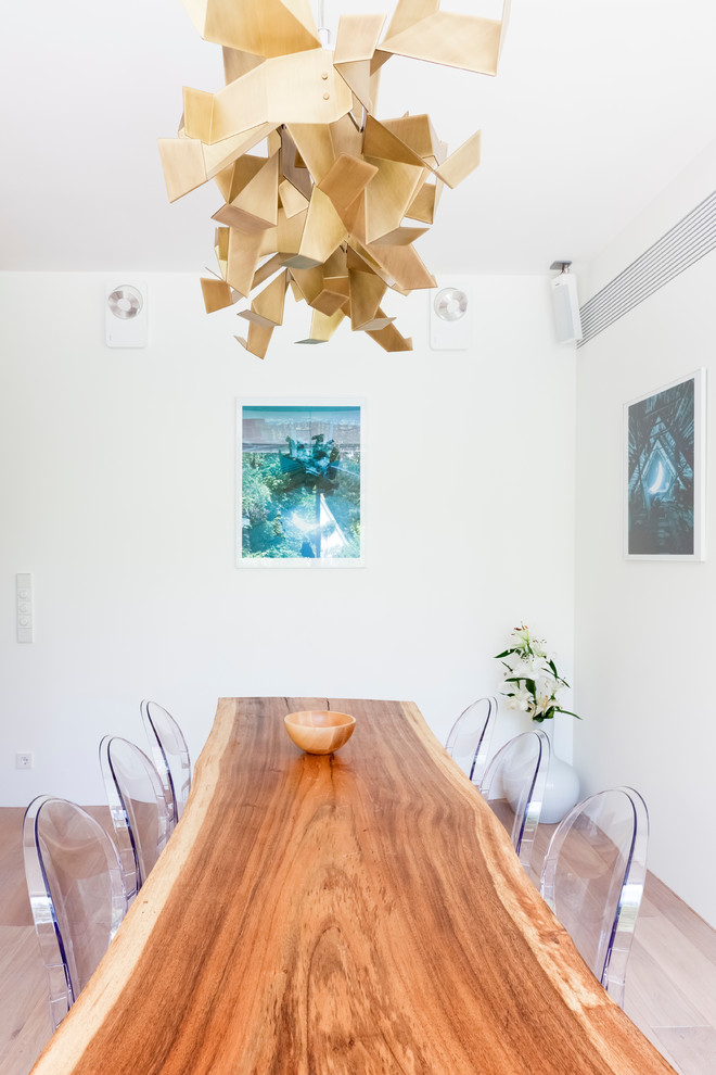 Foto di una sala da pranzo minimal con pareti bianche e parquet chiaro