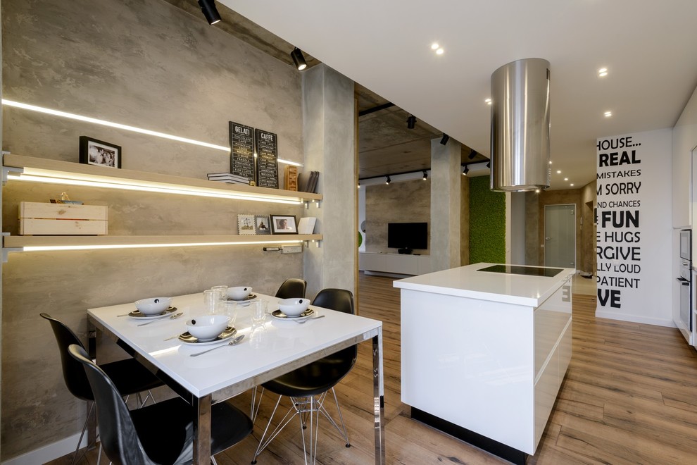Стильный дизайн: гостиная-столовая среднего размера в современном стиле с светлым паркетным полом и серыми стенами - последний тренд