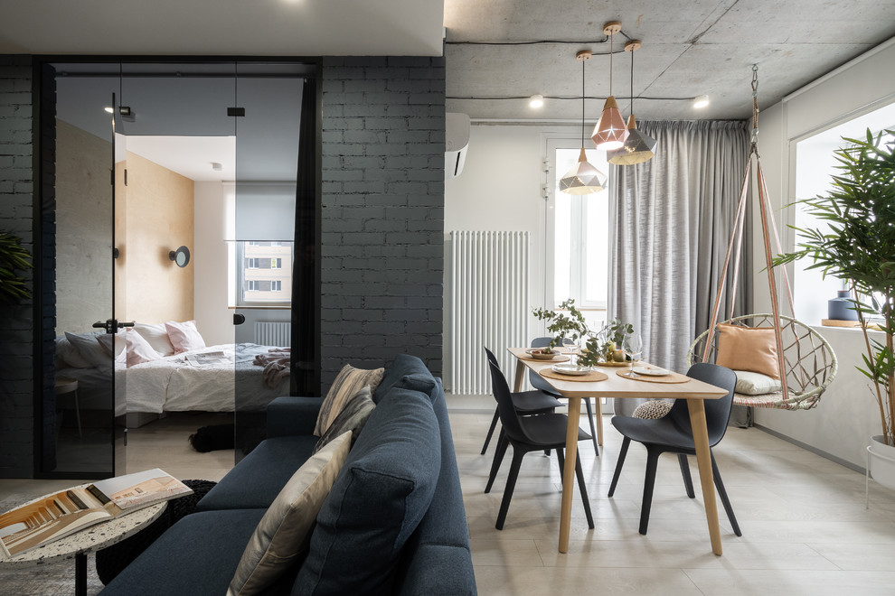 Идея дизайна: гостиная-столовая среднего размера в современном стиле с полом из ламината, белыми стенами и бежевым полом