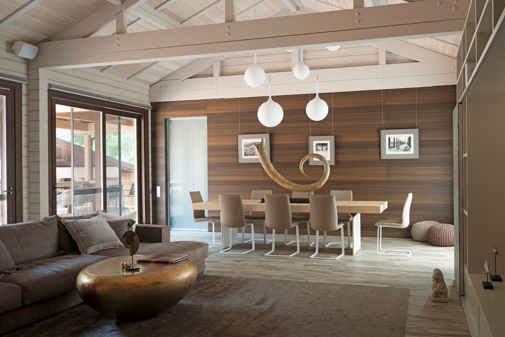 Ispirazione per una grande sala da pranzo aperta verso il soggiorno minimal con pareti beige, pavimento in gres porcellanato e pavimento marrone