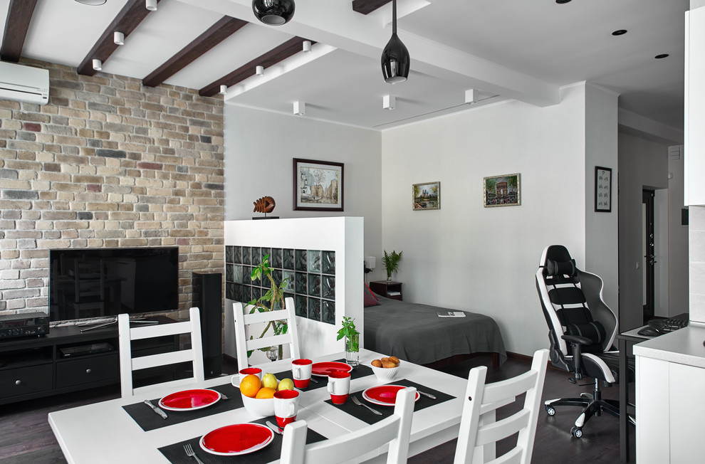 Источник вдохновения для домашнего уюта: гостиная-столовая в современном стиле с белыми стенами и темным паркетным полом без камина