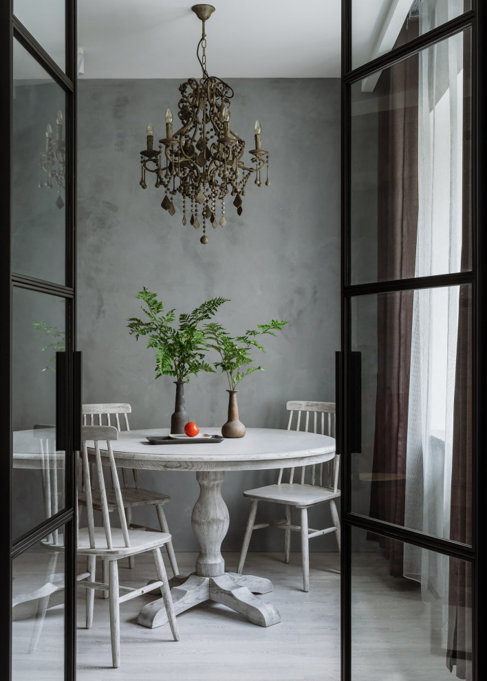 Стильный дизайн: столовая в скандинавском стиле с серыми стенами, светлым паркетным полом и серым полом - последний тренд