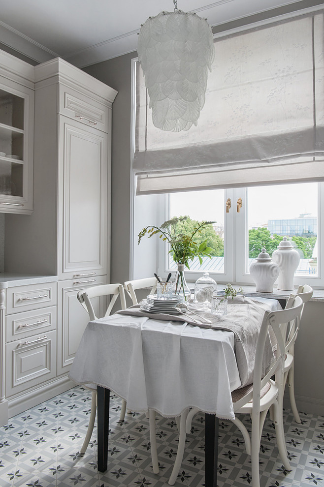 На фото: маленькая столовая в классическом стиле с серыми стенами, полом из керамогранита и разноцветным полом для на участке и в саду с