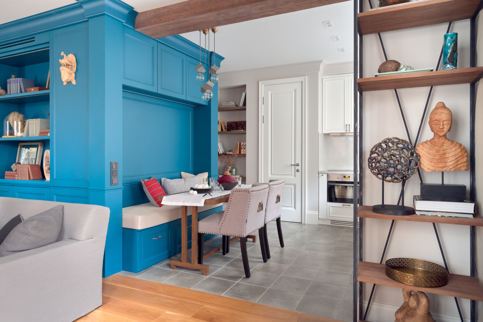 Diseño de comedor clásico renovado con con oficina, paredes azules y suelo gris
