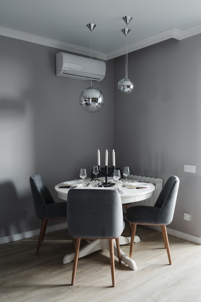 Imagen de comedor de cocina contemporáneo de tamaño medio con paredes grises, suelo de baldosas de porcelana y suelo gris