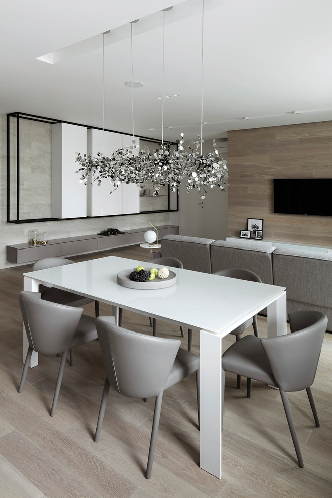 Inspiration pour une salle à manger design avec parquet clair et un sol beige.