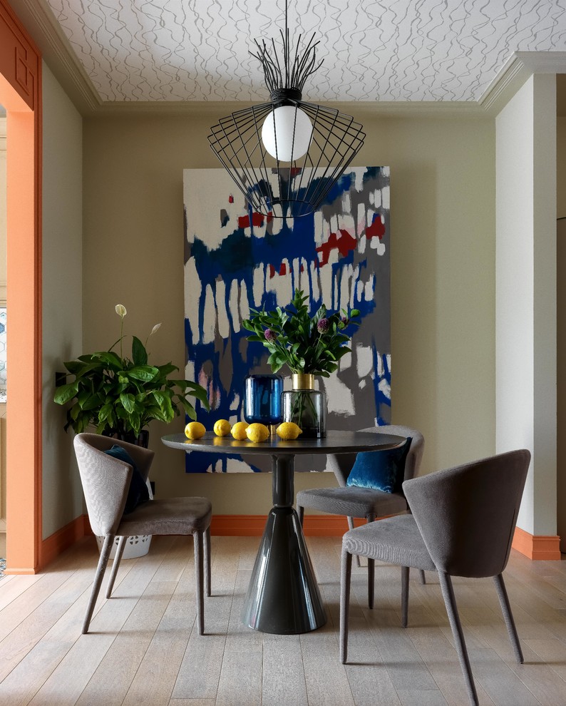 Esempio di una sala da pranzo aperta verso la cucina nordica con pareti beige, pavimento in legno massello medio e pavimento beige