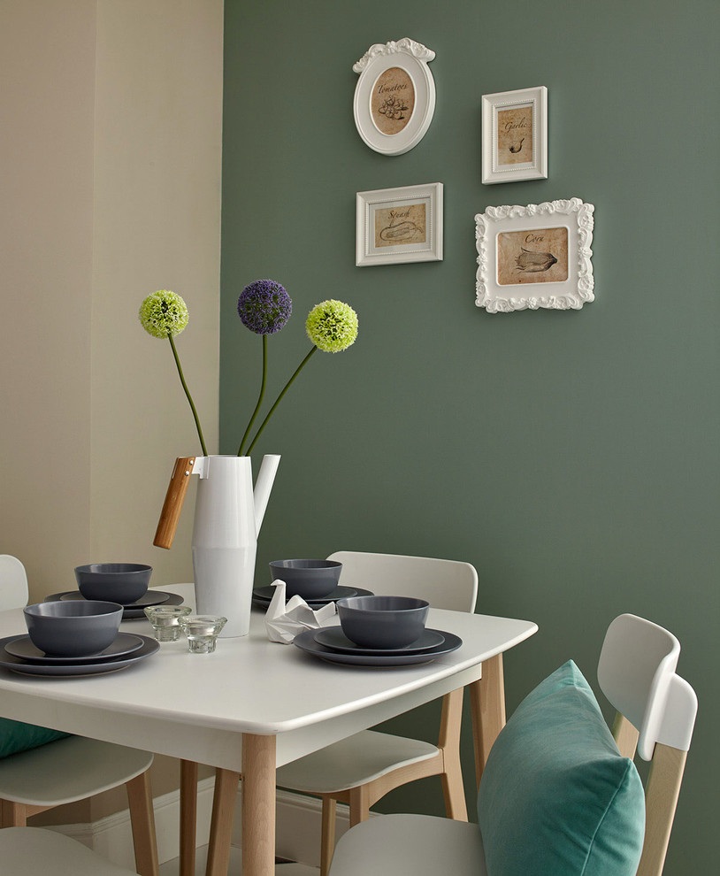 Idée de décoration pour une salle à manger nordique avec un mur vert.
