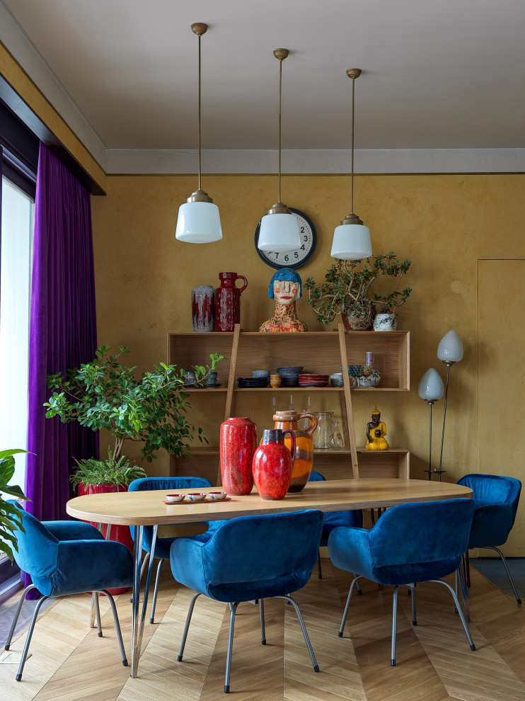 Стильный дизайн: гостиная-столовая в стиле фьюжн с желтыми стенами, паркетным полом среднего тона и коричневым полом - последний тренд