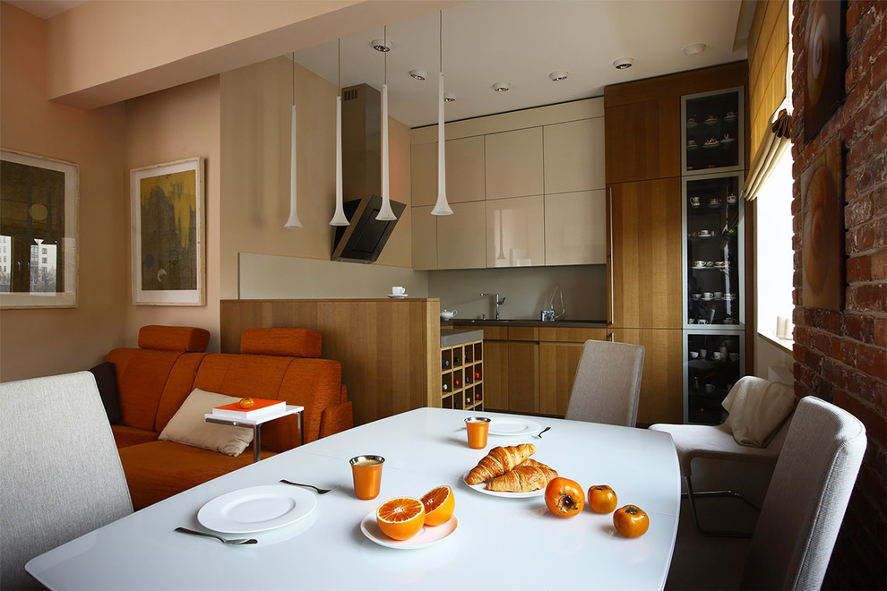 Стильный дизайн: маленькая кухня-столовая в современном стиле с бежевыми стенами для на участке и в саду - последний тренд
