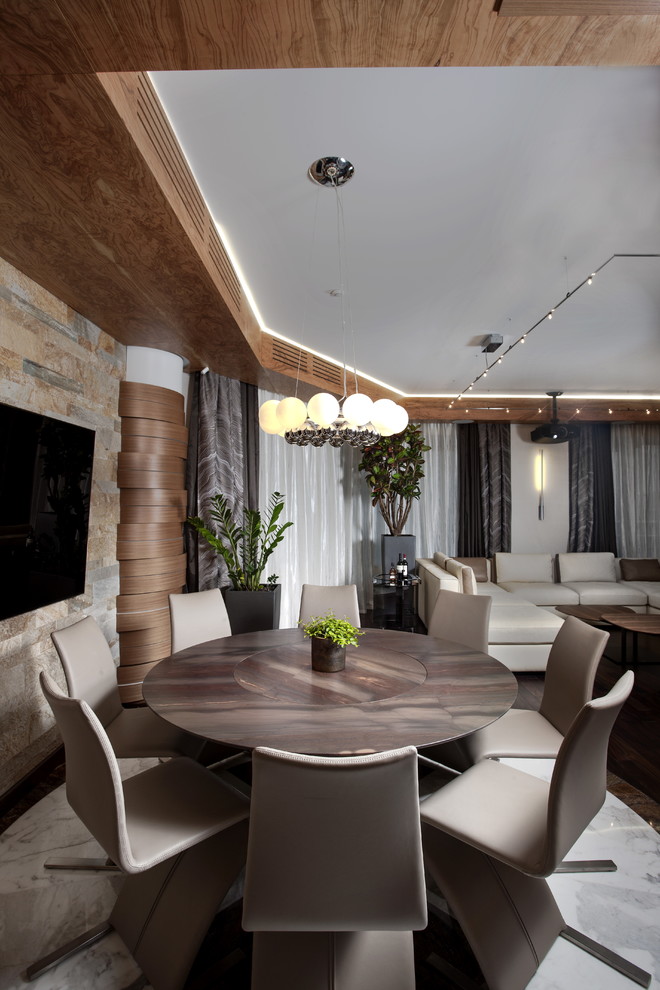 Свежая идея для дизайна: гостиная-столовая в современном стиле с мраморным полом - отличное фото интерьера