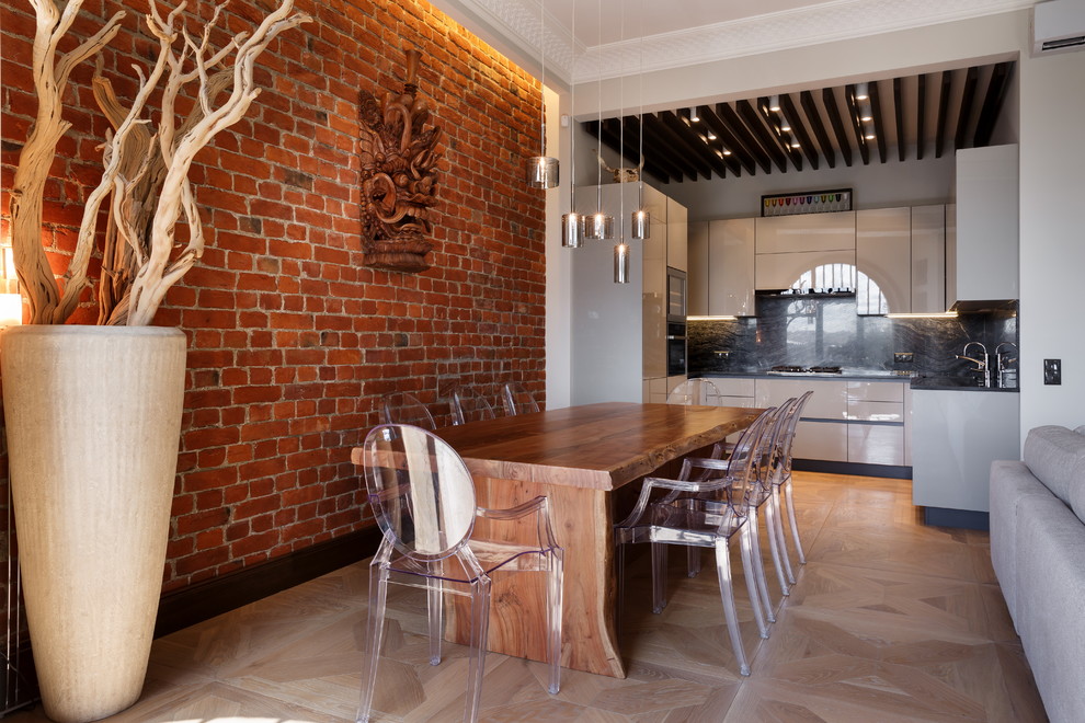 Eklektisk inredning av en matplats med öppen planlösning, med bruna väggar och ljust trägolv