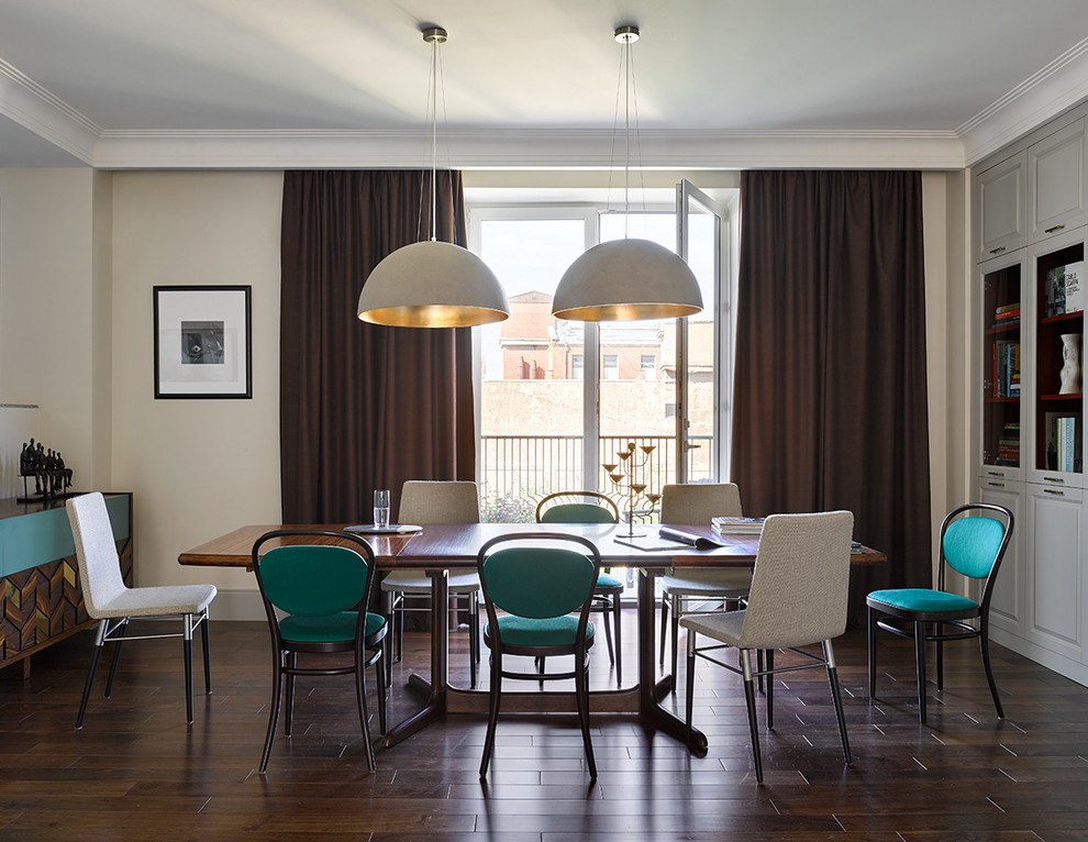 Свежая идея для дизайна: гостиная-столовая среднего размера в стиле неоклассика (современная классика) с бежевыми стенами, темным паркетным полом и коричневым полом - отличное фото интерьера