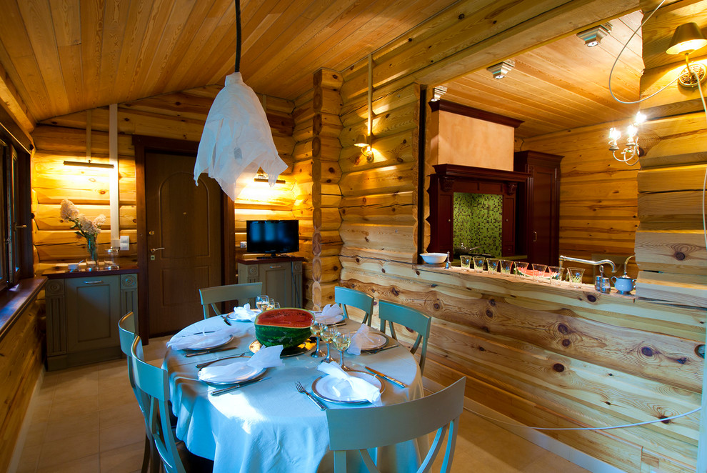 Пример оригинального дизайна: кухня-столовая среднего размера в стиле кантри с полом из керамической плитки