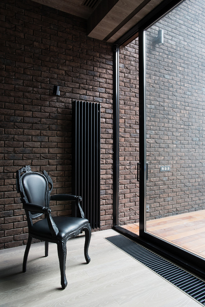 Esempio di un'ampia sala da pranzo aperta verso il soggiorno design con pareti marroni, pavimento marrone e pavimento in legno massello medio