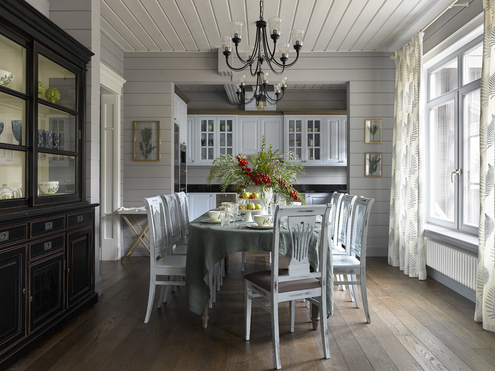 Idee per una sala da pranzo country chiusa con pareti grigie, pavimento in legno massello medio e pavimento marrone