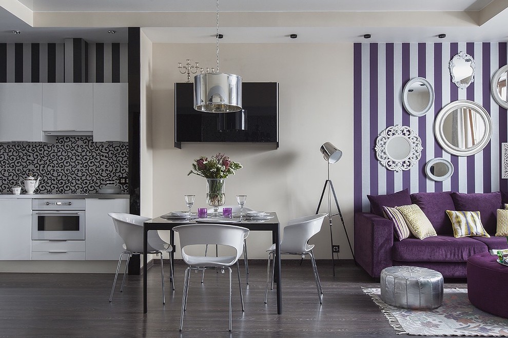 Стильный дизайн: гостиная-столовая в современном стиле с разноцветными стенами и темным паркетным полом - последний тренд