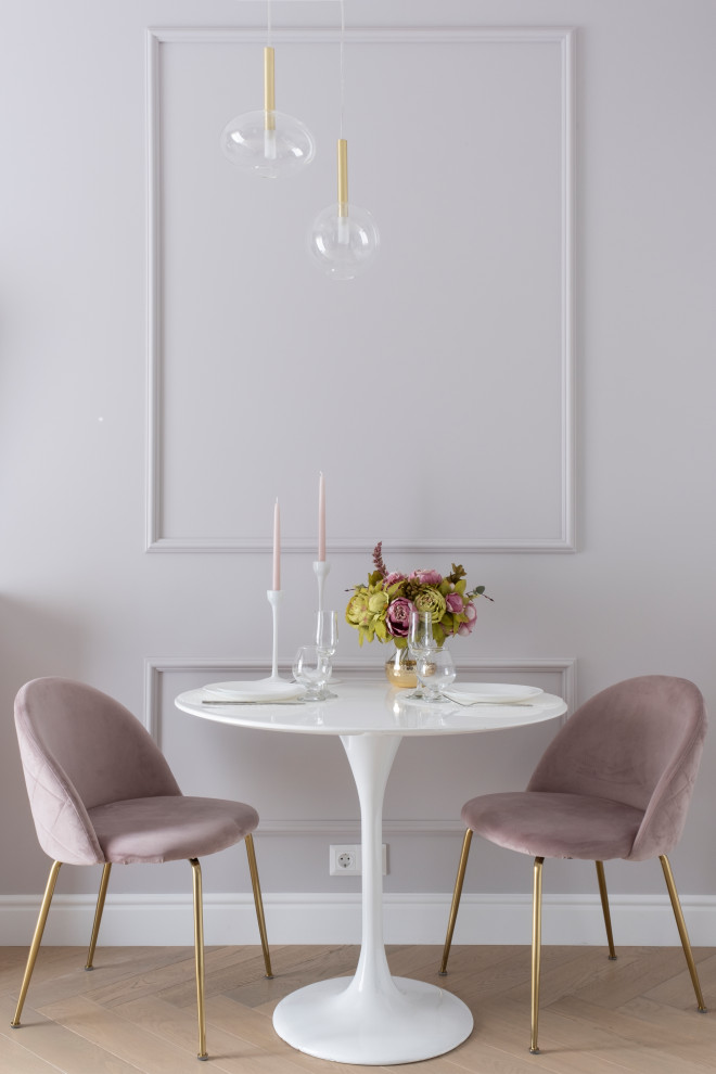Inspiration pour une petite salle à manger design avec un mur gris et un sol beige.