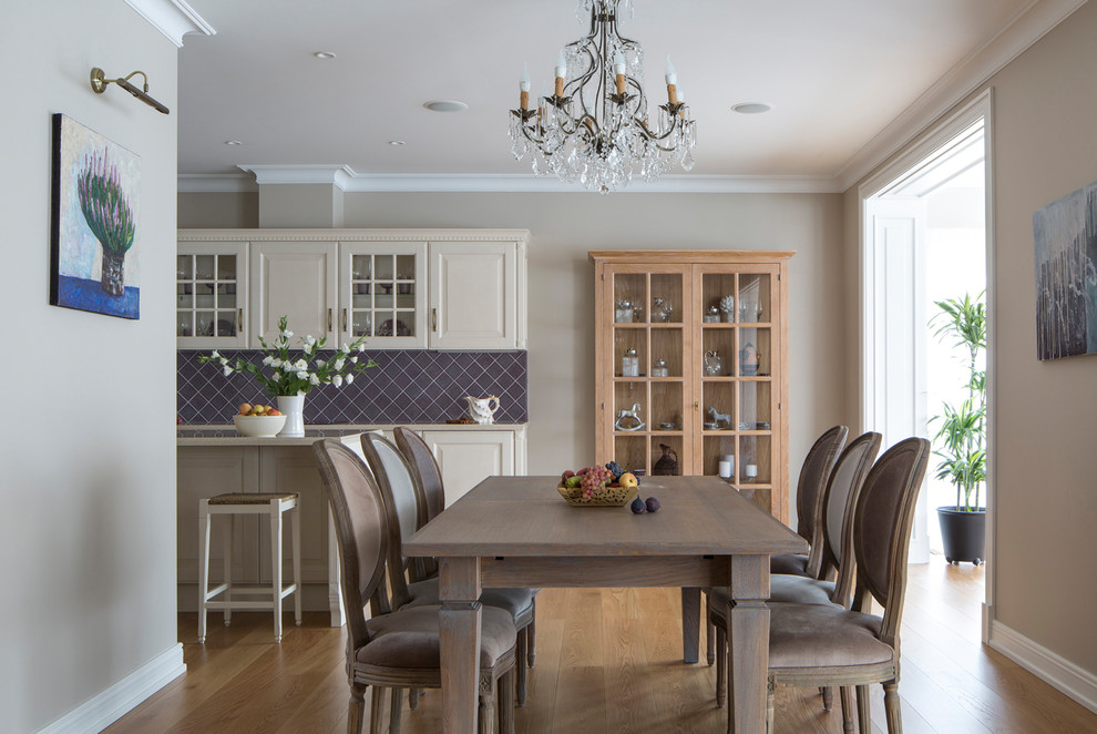 Imagen de comedor clásico renovado abierto con paredes grises y suelo de madera en tonos medios