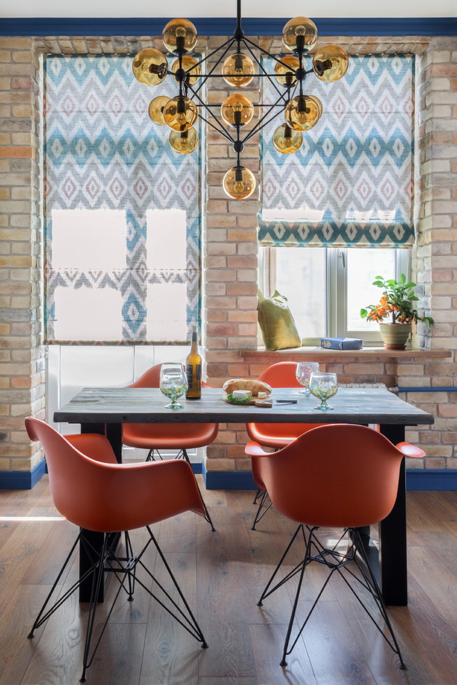Ispirazione per una sala da pranzo aperta verso il soggiorno bohémian di medie dimensioni con pavimento in legno massello medio e pavimento marrone
