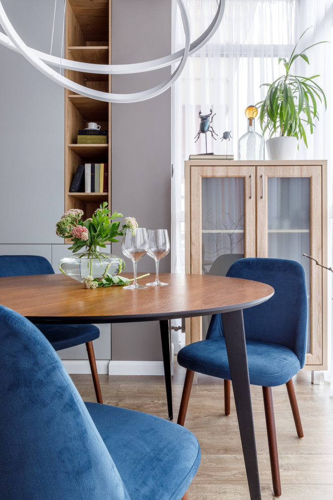 Источник вдохновения для домашнего уюта: столовая в современном стиле с серыми стенами и бежевым полом