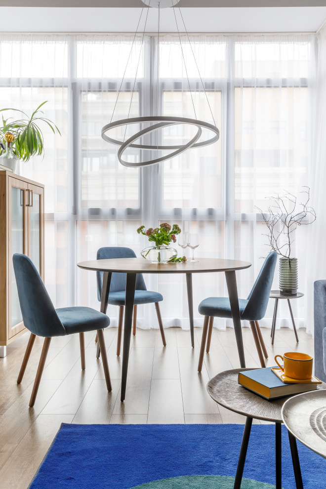 Источник вдохновения для домашнего уюта: столовая в современном стиле с серыми стенами и бежевым полом