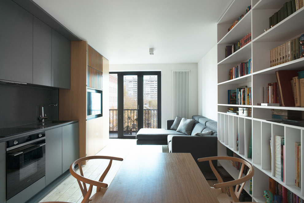 Idee per una sala da pranzo aperta verso il soggiorno scandinava con pavimento in legno verniciato