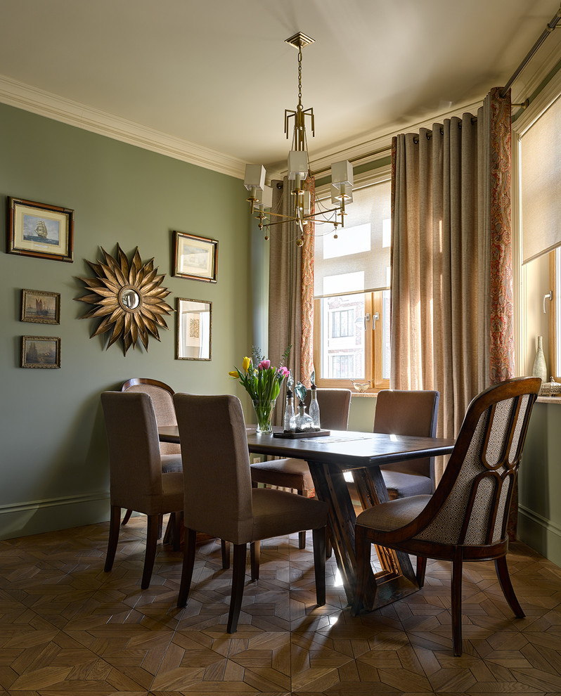 Imagen de comedor clásico renovado abierto con paredes verdes, suelo de madera en tonos medios y suelo marrón