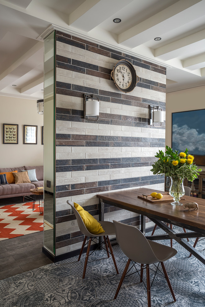 Cette image montre une salle à manger ouverte sur la cuisine design de taille moyenne avec un sol gris.