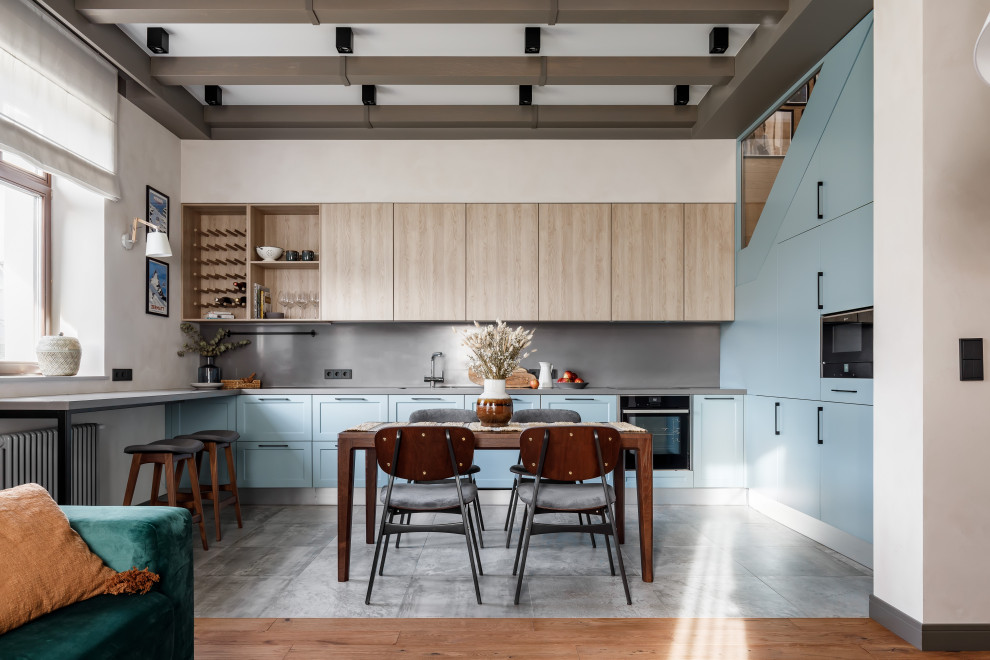 Esempio di una grande sala da pranzo aperta verso la cucina stile rurale con pareti beige, pavimento in gres porcellanato, pavimento grigio e travi a vista