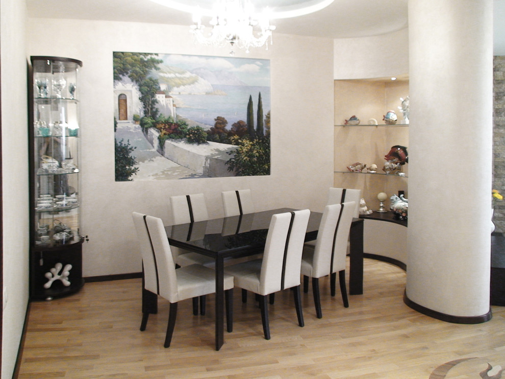 Idee per una sala da pranzo aperta verso il soggiorno contemporanea di medie dimensioni con pareti beige, pavimento in legno massello medio e pavimento marrone