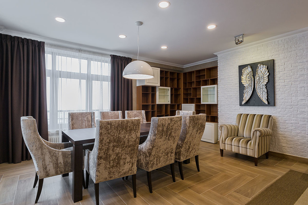 Idee per una sala da pranzo aperta verso il soggiorno contemporanea con pareti bianche e pavimento in legno massello medio