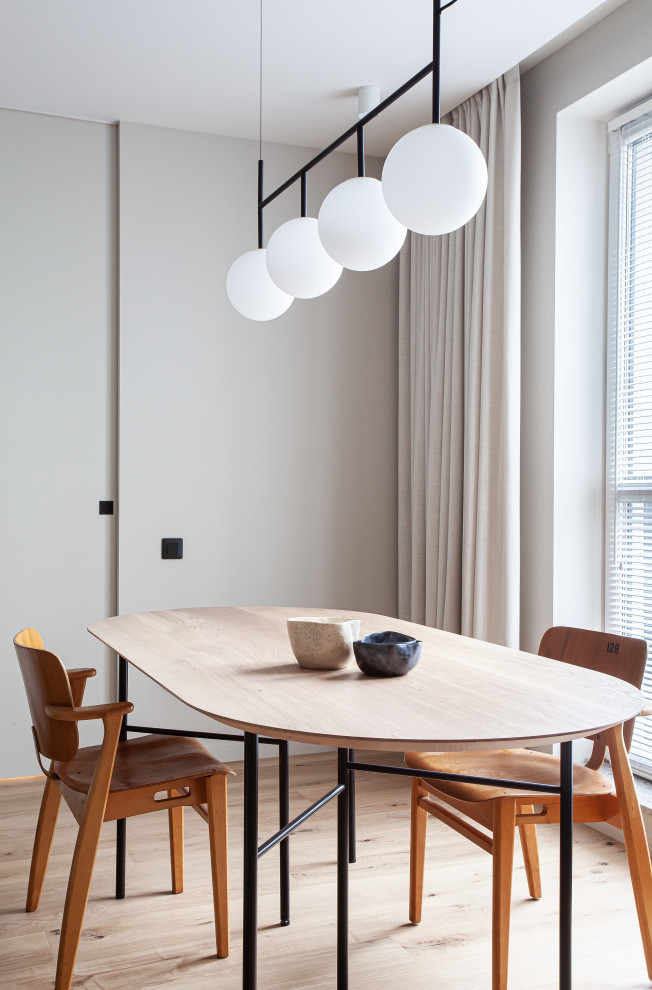 Idées déco pour une salle à manger moderne de taille moyenne avec un mur gris, parquet clair et un sol beige.
