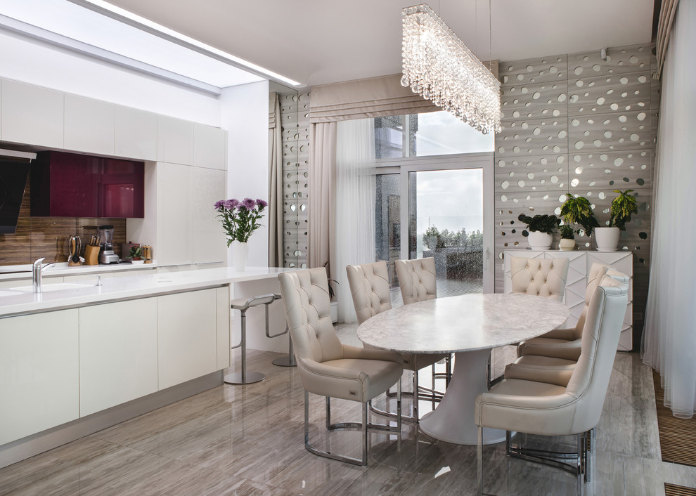 Esempio di una sala da pranzo aperta verso la cucina design con pareti beige e pavimento beige