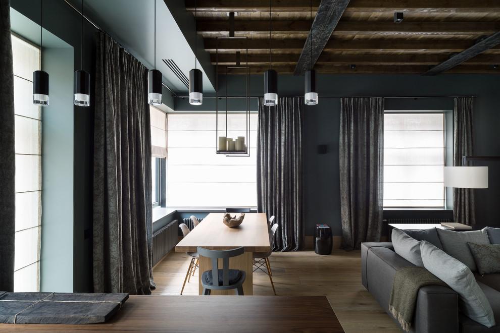 Источник вдохновения для домашнего уюта: гостиная-столовая среднего размера в стиле лофт с паркетным полом среднего тона, серыми стенами и бежевым полом