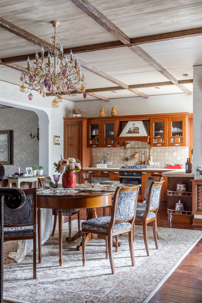 Источник вдохновения для домашнего уюта: кухня-столовая в классическом стиле с темным паркетным полом, белыми стенами и коричневым полом