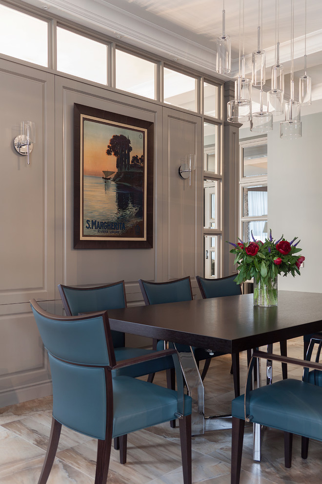 Ispirazione per una sala da pranzo classica di medie dimensioni con pavimento in gres porcellanato e pareti beige
