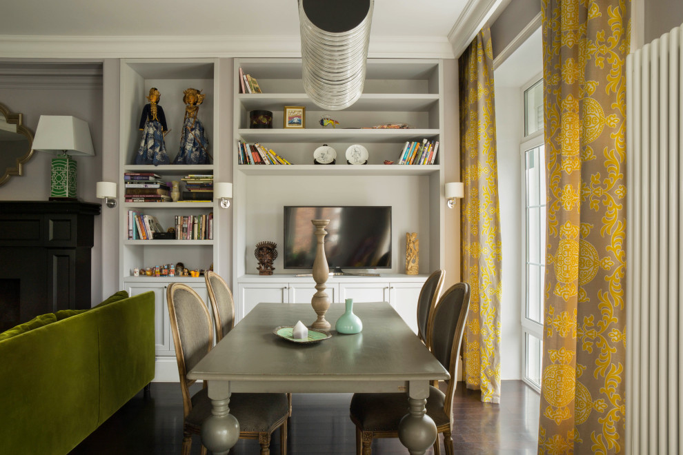 Свежая идея для дизайна: гостиная-столовая в стиле неоклассика (современная классика) с серыми стенами, темным паркетным полом и коричневым полом - отличное фото интерьера