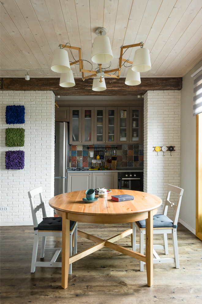 Идея дизайна: кухня-столовая в современном стиле с белыми стенами и темным паркетным полом без камина