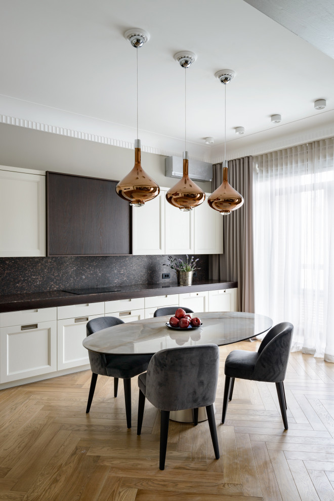 Источник вдохновения для домашнего уюта: кухня-столовая среднего размера в современном стиле с серыми стенами, светлым паркетным полом и бежевым полом