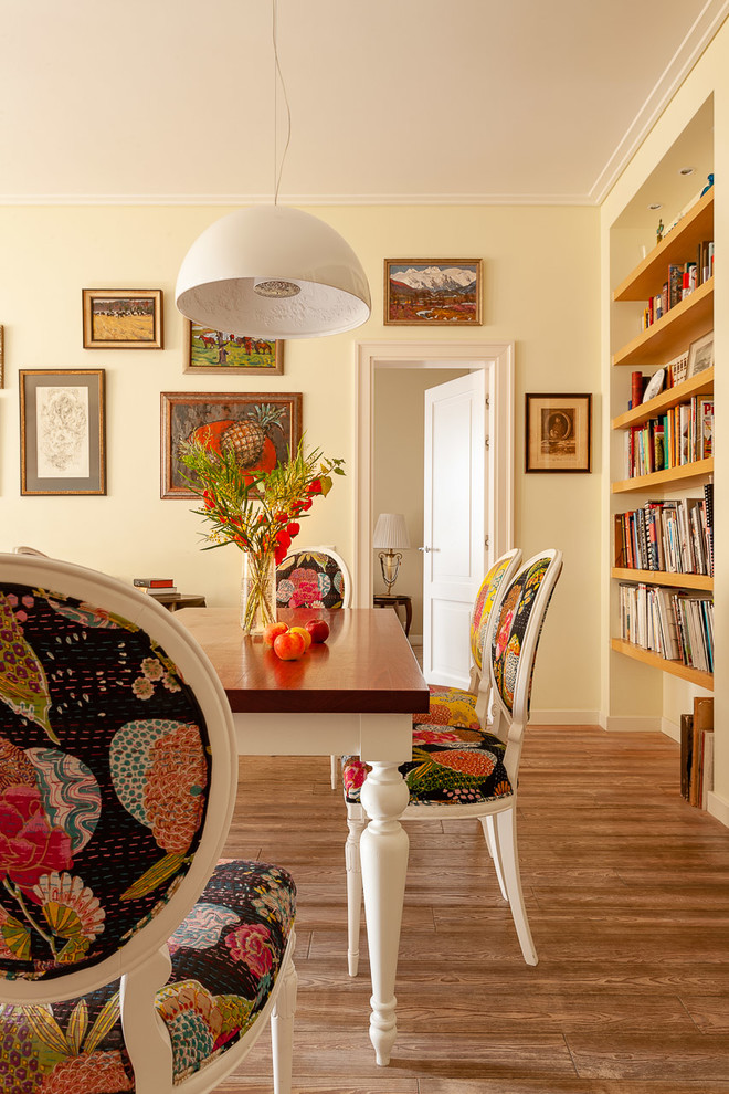 Источник вдохновения для домашнего уюта: маленькая гостиная-столовая в стиле фьюжн с зелеными стенами и паркетным полом среднего тона для на участке и в саду