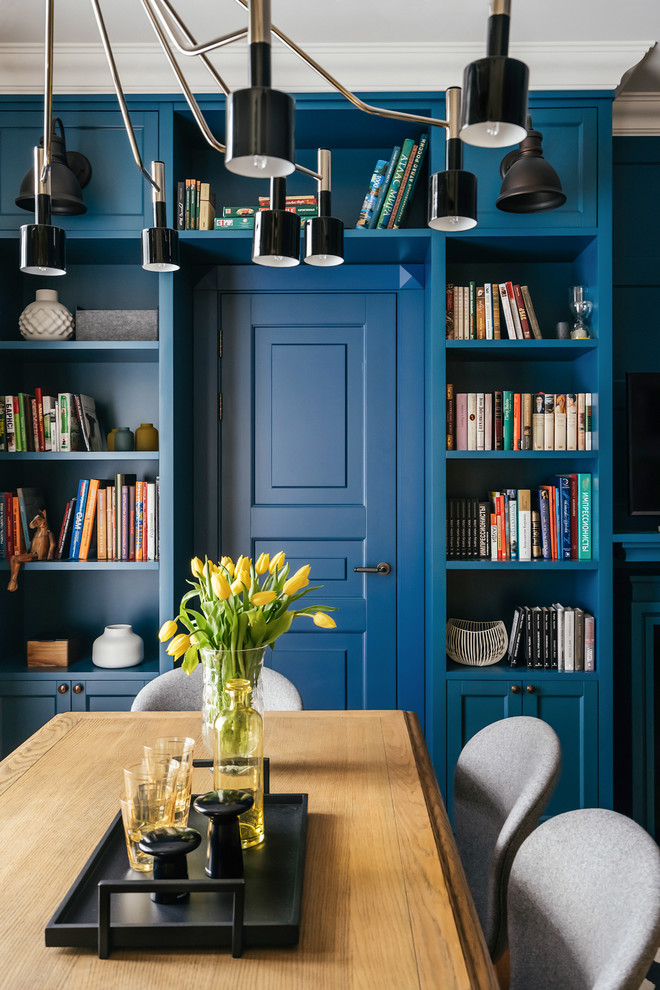 Inspiration pour une salle à manger traditionnelle avec un mur bleu.