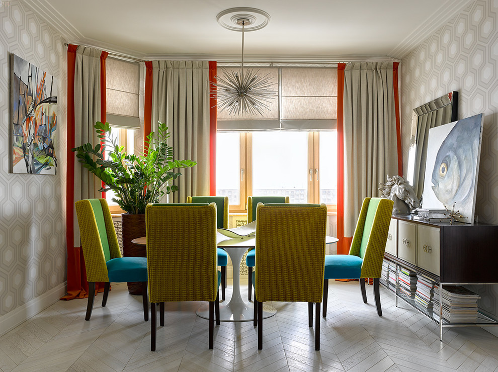 Aménagement d'une salle à manger romantique avec parquet clair, un mur multicolore, aucune cheminée et un sol beige.