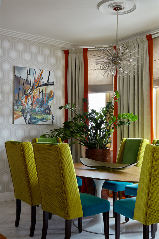Offenes Shabby-Look Esszimmer mit grauer Wandfarbe, hellem Holzboden und weißem Boden in Moskau