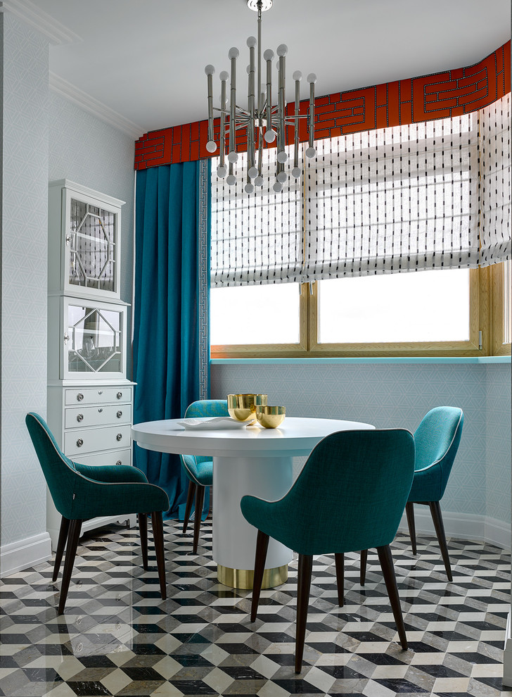 Immagine di una sala da pranzo bohémian con pavimento multicolore, pareti blu e nessun camino
