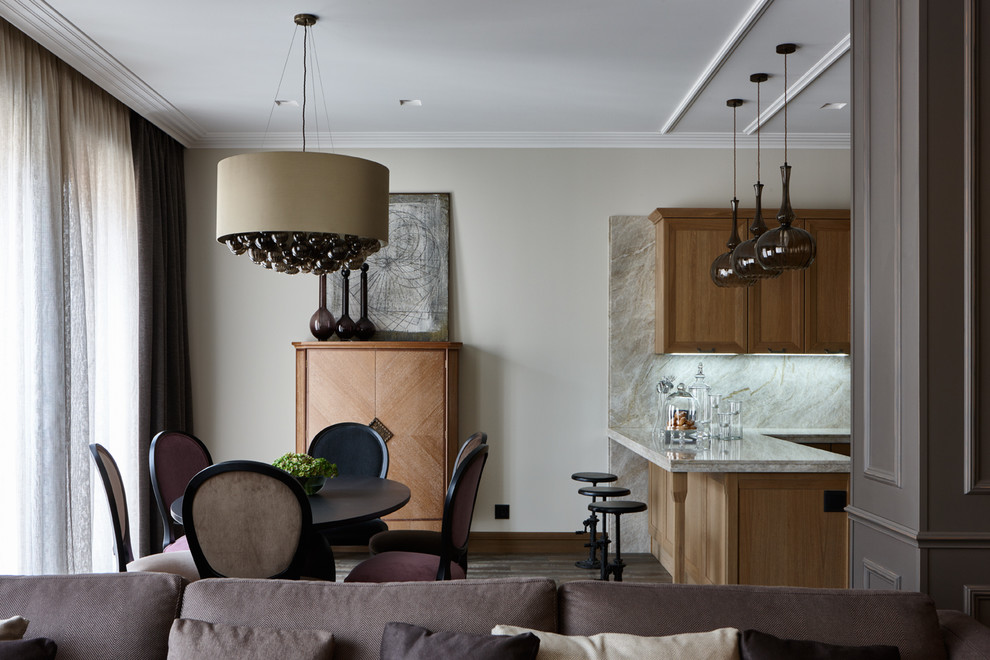 Ispirazione per una sala da pranzo aperta verso il soggiorno tradizionale con pareti beige, pavimento in legno massello medio e pavimento marrone